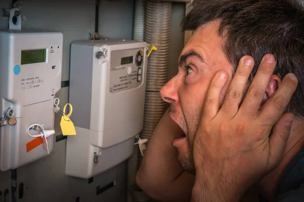 Hombre Aterrorizado Está Comprobando Contador Electricidad Consumo Costoso Concepto Electricidad —  Fotos de Stock