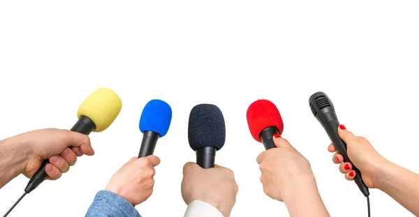 Руки Репортеров Многими Микрофонами Изолированы Белом Фоне Журналистика Концепция Вещания — стоковое фото