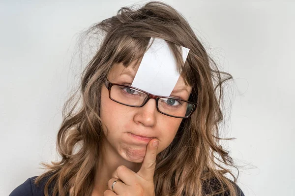 Portret Van Een Grappige Vrouw Met Blanco Wit Plakkerig Papier — Stockfoto