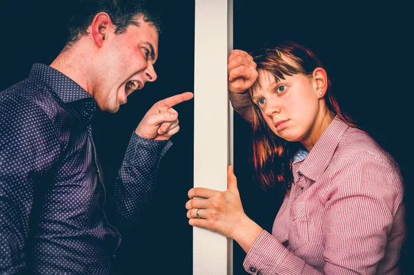 Casal Infeliz Discutindo Não Entendem Parede Abstrata Entre Eles Dois — Fotografia de Stock