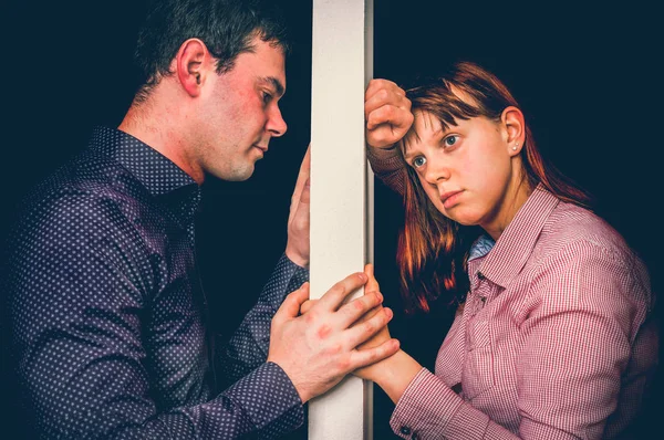 Casal Infeliz Discutindo Não Entendem Parede Abstrata Entre Eles Dois — Fotografia de Stock
