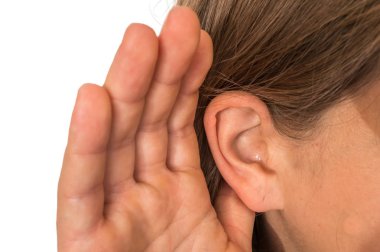 Kadın elinde bir kulak - işitme kaybı kavramı ile dinleme