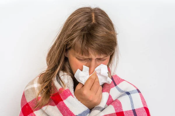 Mujer Enferma Con Gripe Resfriado Estornudando Pañuelo Concepto Resfriado Gripe — Foto de Stock