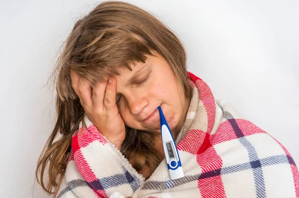 Mujer Enferma Con Termómetro Que Tiene Gripe Dolor Cabeza Concepto — Foto de Stock