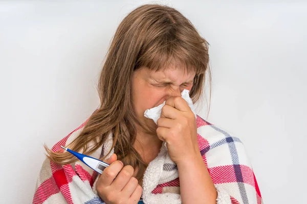 Mujer Enferma Con Gripe Resfriado Estornudando Pañuelo Concepto Resfriado Gripe — Foto de Stock