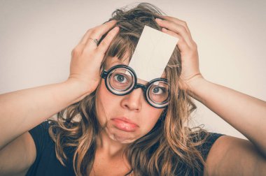 Alnının - retro tarzı üzerinde boş beyaz yapışkan kağıt ile komik bir kadın portresi