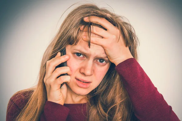 Mujer Triste Conmocionada Con Teléfono Móvil Concepto Malas Noticias Estilo — Foto de Stock