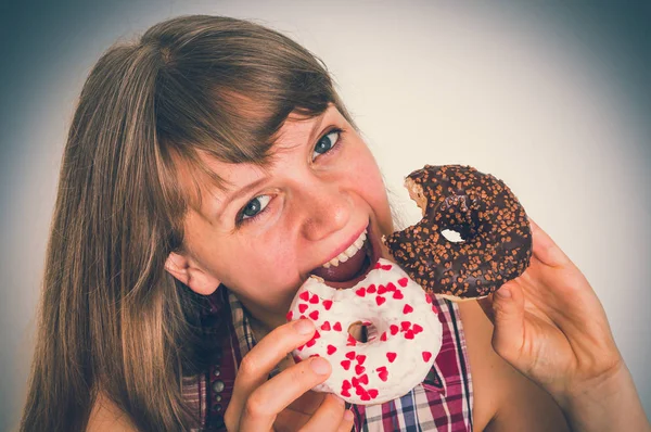 Привлекательная Женщина Ест Вкусные Пончики Сером Фоне Стиле Ретро — стоковое фото