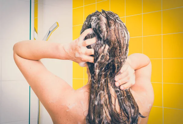 Привлекательная Женщина Моет Волосы Шампунем Душе Ретро Стиль — стоковое фото