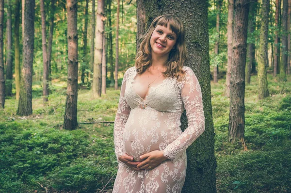 美丽的孕妇在白色蕾丝连衣裙在森林复古风格 — 图库照片