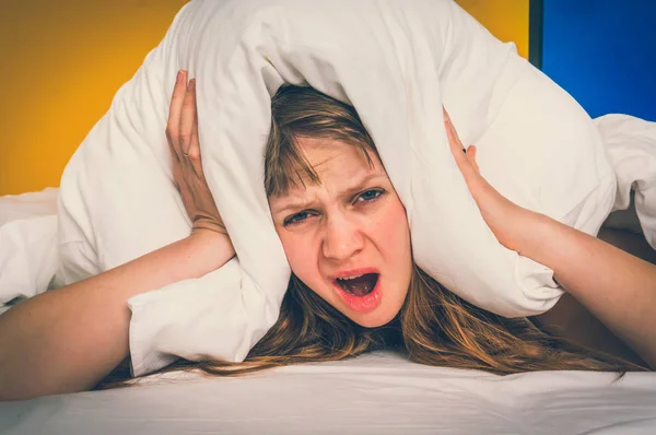 Çekici Kadın Yatakta Kulakları Yastık Ile Gürültü Uykusuzluk Kavramı Retro — Stok fotoğraf