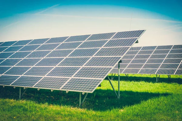 利用太阳复古风格的可再生能源生态太阳能电厂 — 图库照片