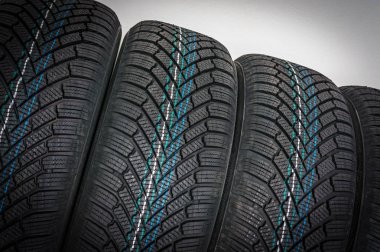 Satırdaki gri arka plan üzerinde izole kış araba lastikleri