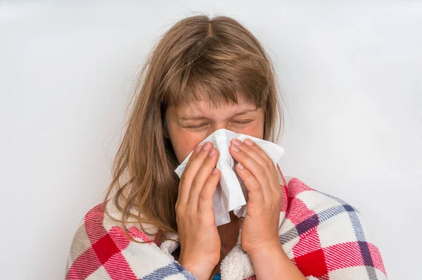 Wanita Sakit Dengan Flu Atau Bersin Dingin Menjadi Saputangan Konsep — Stok Foto
