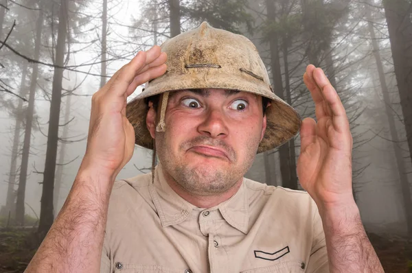 Explorer Man Med Hjälm Skrämmande Skog Dimma — Stockfoto