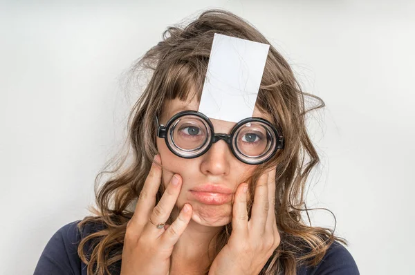 Retrato Uma Mulher Engraçada Com Papel Branco Branco Pegajoso Sobre — Fotografia de Stock