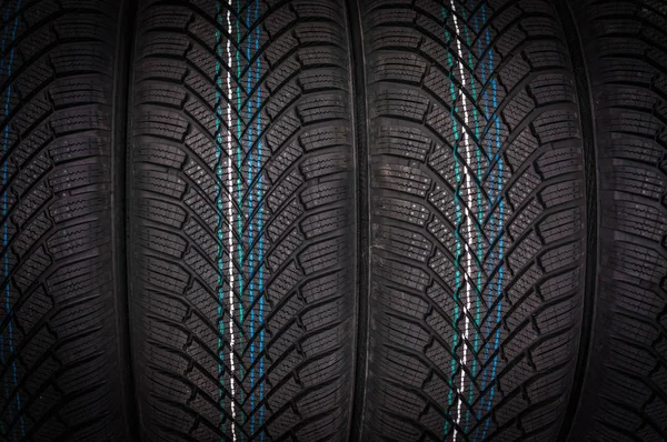 Neumáticos Invierno Fila Aislados Sobre Fondo Negro — Foto de Stock