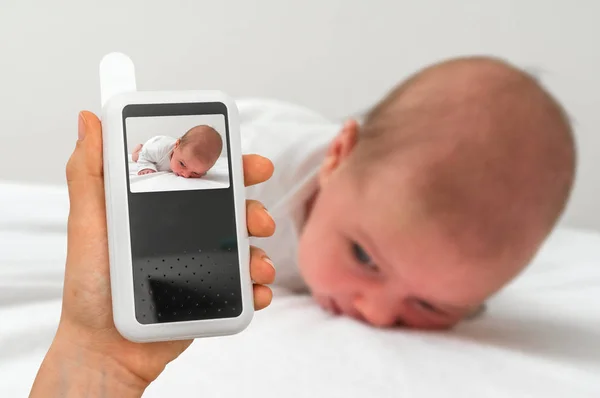 Hand Van Moeder Houdt Baby Monitor Camera Voor Veiligheid Van — Stockfoto