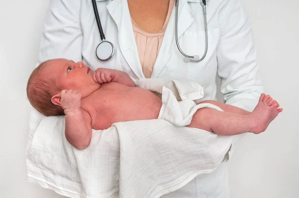 Médico Pediatra Con Estetoscopio Sostiene Bebé Recién Nacido Brazos — Foto de Stock