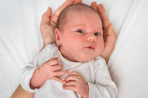 Ein Monat Altes Neugeborenes Liegt Auf Händen Der Mutter Betreuungskonzept — Stockfoto