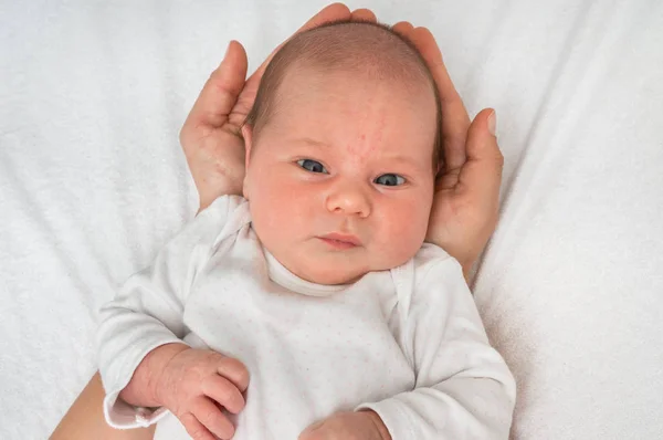 Mês Idade Bebê Recém Nascido Está Deitado Nas Mãos Mãe — Fotografia de Stock