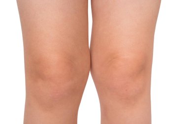 Küçük bebek beyaz arka plan üzerinde izole diz