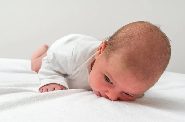 Één Maand Oud Pasgeboren Baby Liggend Buik Beginnen Halen Zijn — Stockfoto