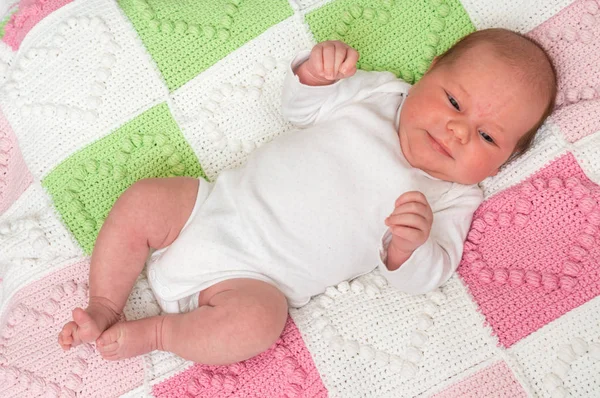 Één Maand Oud Pasgeboren Baby Ligt Rug Gebreide Deken — Stockfoto