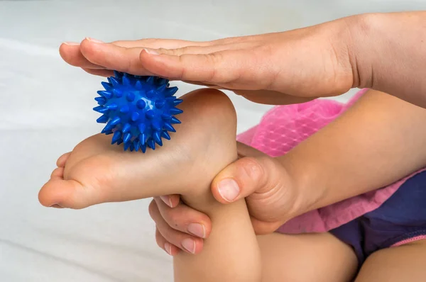 Ayak Masajı Için Bebeği Mavi Masaj Topu Ile Anne Yapar — Stok fotoğraf