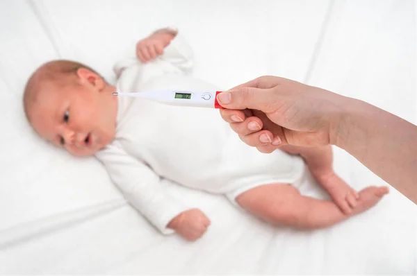 Temperaturmessung Einem Neugeborenen Mit Digitalem Thermometer Erkältungs Und Grippekonzept — Stockfoto