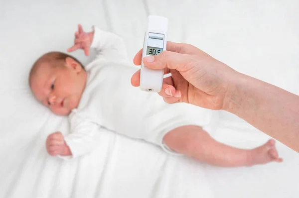 Meten Van Temperatuur Van Een Pasgeboren Baby Met Digitale Thermometer — Stockfoto