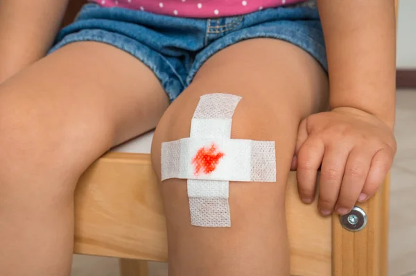 Ligadura Adesiva Com Sangue Joelho Criança Conceito Lesão — Fotografia de Stock