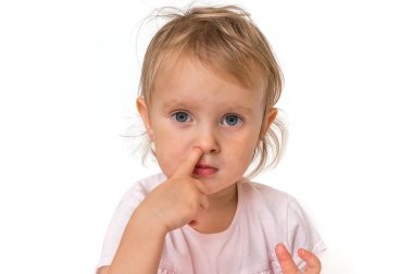 Kız bebek burnunu parmak içinde - hijyen kavramı ile alıyor