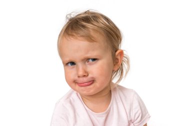 Yüzünde hüzünlü bir ifade olan küçük bir bebek - mutsuz ve üzgün bir konsept