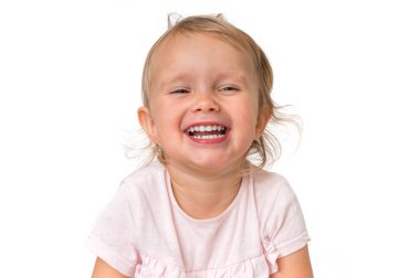 Beyaz arka plan üzerinde izole güzel gülümseyen Bebek portresi