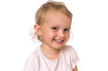 Beyaz arka plan üzerinde izole güzel gülümseyen Bebek portresi