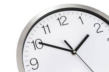 Yakın çekim görünümü saatin üzerinde beyaz - izole kavramı, son tarih ve saat