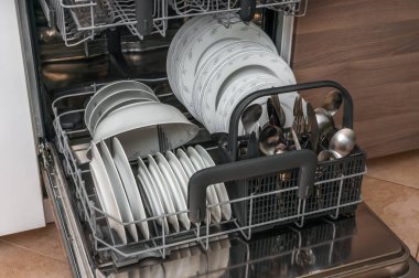 Tasfiye oluşum - seçici odak sonra temiz yemekleri ile açık bulaşık makinesi