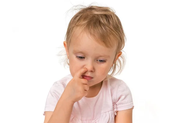 Kız Bebek Burnunu Parmak Içinde Hijyen Kavramı Ile Alıyor — Stok fotoğraf
