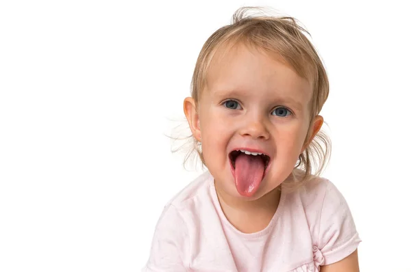 Beyaz Arka Plan Üzerinde Izole Dil Gösterilen Küçük Bebek Kız — Stok fotoğraf