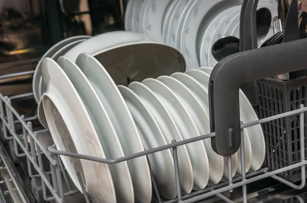 Открытая Посудомоечная Машина Чистой Посудой После Очистки Выборочная Фокусировка — стоковое фото