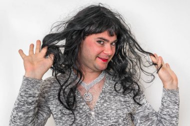 Çekici seksi erkek makyaj görünüyor gibi bir kadın olarak - transeksüel ve biseksüel kavramı