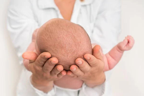 Mãe Segura Cabeça Bebê Recém Nascido Olha Para Ele Pela — Fotografia de Stock