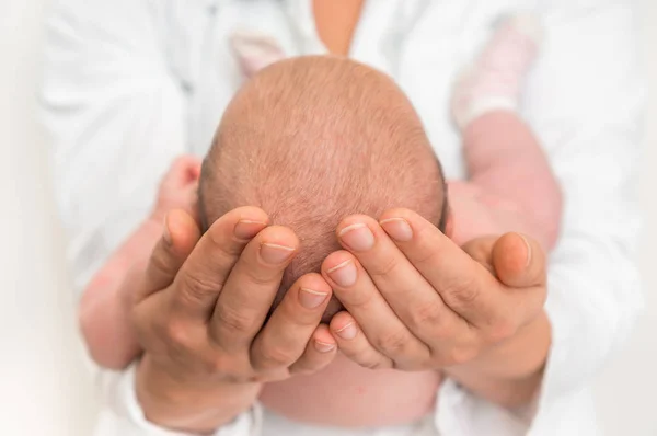 Mãe Segura Cabeça Bebê Recém Nascido Olha Para Ele Pela — Fotografia de Stock