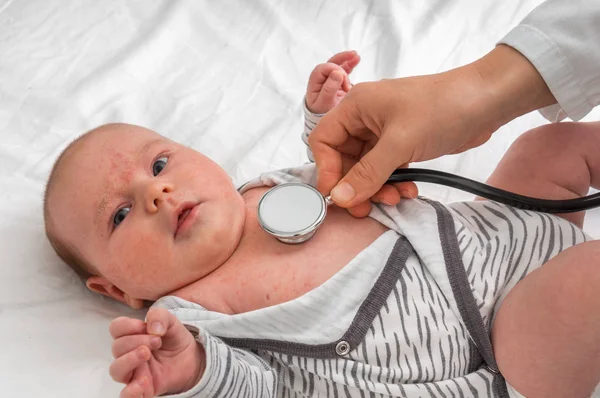 Médecin Pédiatrique Examine Bébé Fille Nouveau Avec Stéthoscope Hôpital — Photo