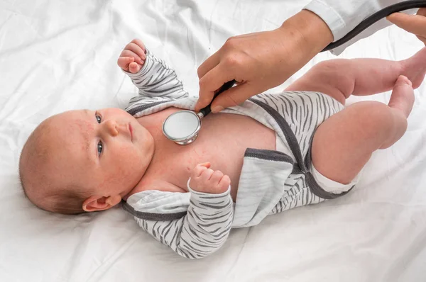 Médecin Pédiatrique Examine Bébé Fille Nouveau Avec Stéthoscope Hôpital — Photo