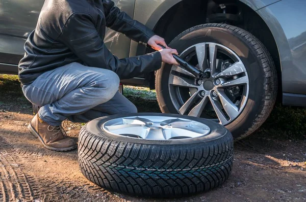 Giovane Uomo Sta Cambiando Ruota Auto Estate Pneumatici Prima Dell — Foto Stock