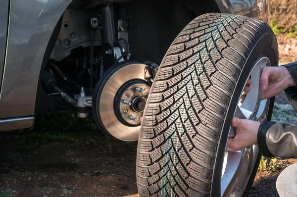 Joven Está Cambiando Rueda Del Coche Verano Neumático Antes Del — Foto de Stock