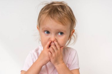 Kız bebek burnunu parmak içinde - hijyen kavramı ile alıyor