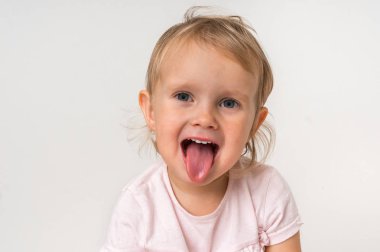 Dil izole arka plan üzerinde gösterilen küçük bebek kız